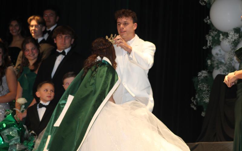 (File Photo/Alex Kielar) Great Lord Chamberlain Sawyer Wimberley crowns Yanet Benitez as the 2025 Buckaroo Queen at the conclusion of the 100th Coronation. The community will gather again next Saturday, Jan. 31, for this year’s ceremony.