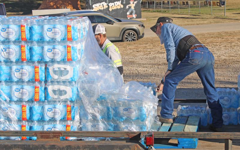 (Photo/Alex Kielar) Volunteers helped distribute cases of water to residents who lined up at the Breckenridge City Park during the city-wide water crisis Wednesday, Dec. 10. 