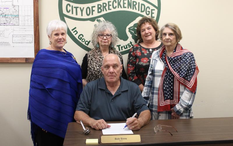 On Wednesday, Sept. 12, Mayor Bob Sims signed a proclamation declaring Sept. 17-23 as Constitution Week at the City offices. Members of the Daughters of the American Revolution were on hand for the signing and from left to right include Lisa Echols, Mary Thompson, Betty Thompson and Eugenia Hall. BA photo by Jean Hayworth